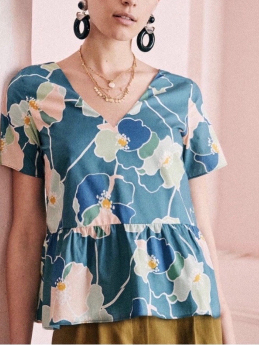 Sezane Blouse Andres Short Sleeve Button Back in Imprime Blue Floral